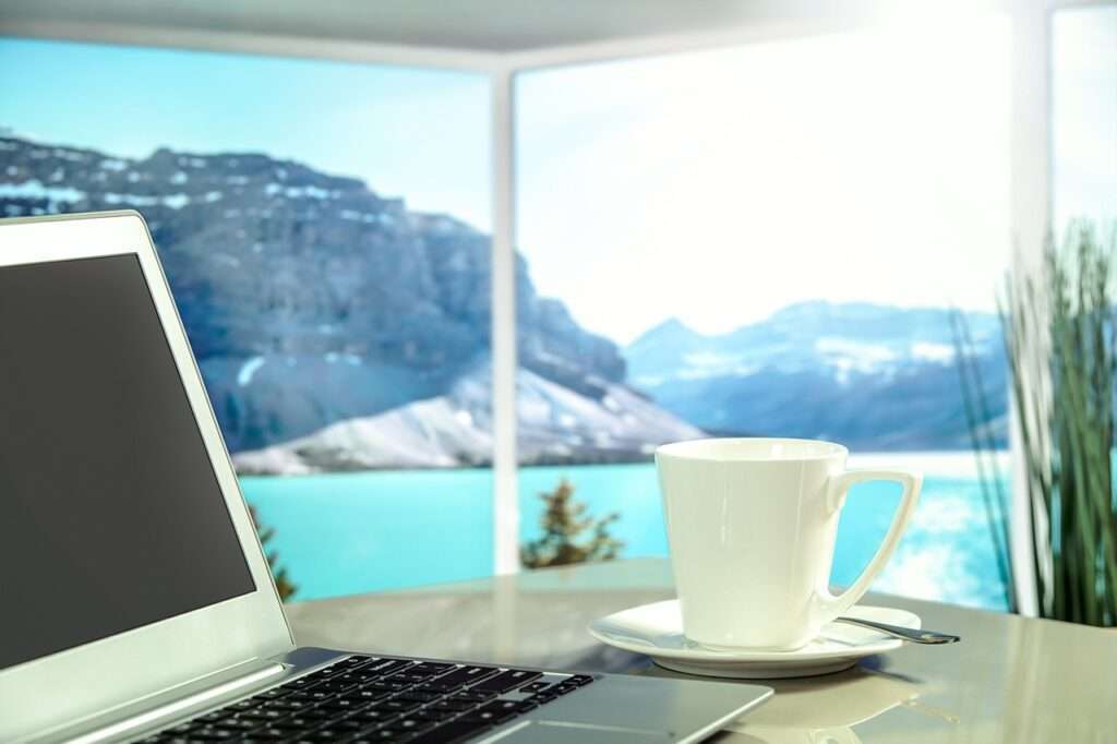 filiżanka kawy laptop widok na góry